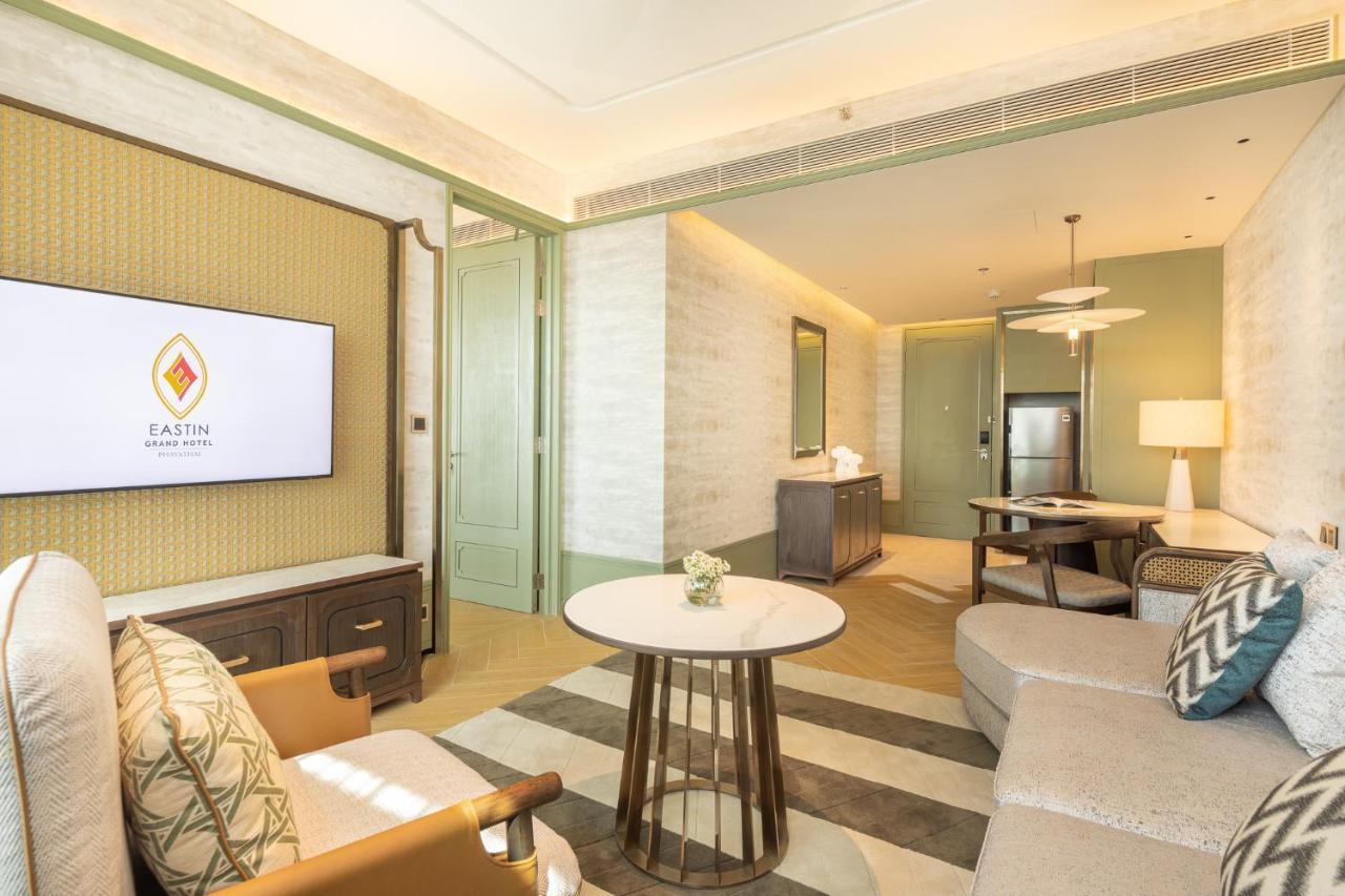 Eastin Grand Hotel Phayathai Bangkok Zewnętrze zdjęcie Living room of a suite