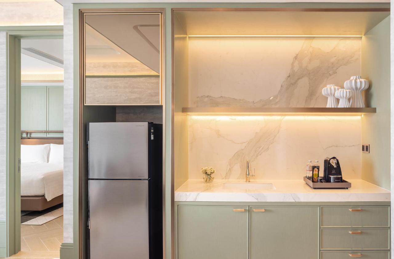 Eastin Grand Hotel Phayathai Bangkok Zewnętrze zdjęcie A wet bar in a hotel room