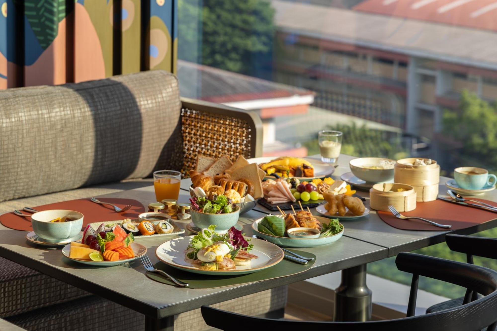 Eastin Grand Hotel Phayathai Bangkok Zewnętrze zdjęcie A selection of dishes at the restaurant