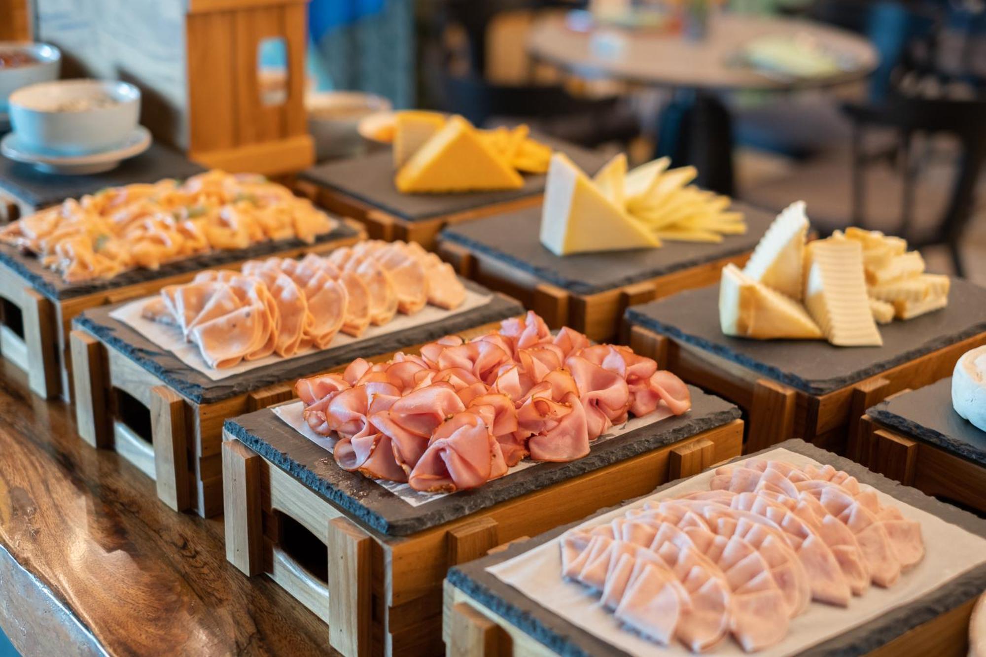 Eastin Grand Hotel Phayathai Bangkok Zewnętrze zdjęcie A selection of cold cuts and cheese