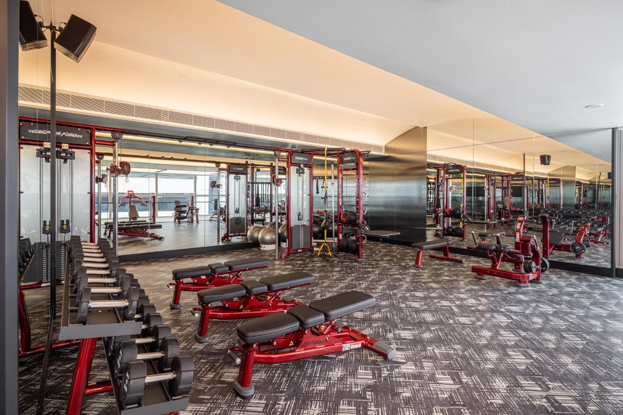 Eastin Grand Hotel Phayathai Bangkok Zewnętrze zdjęcie The gym at the 100000-square-foot (9,300 m2) complex