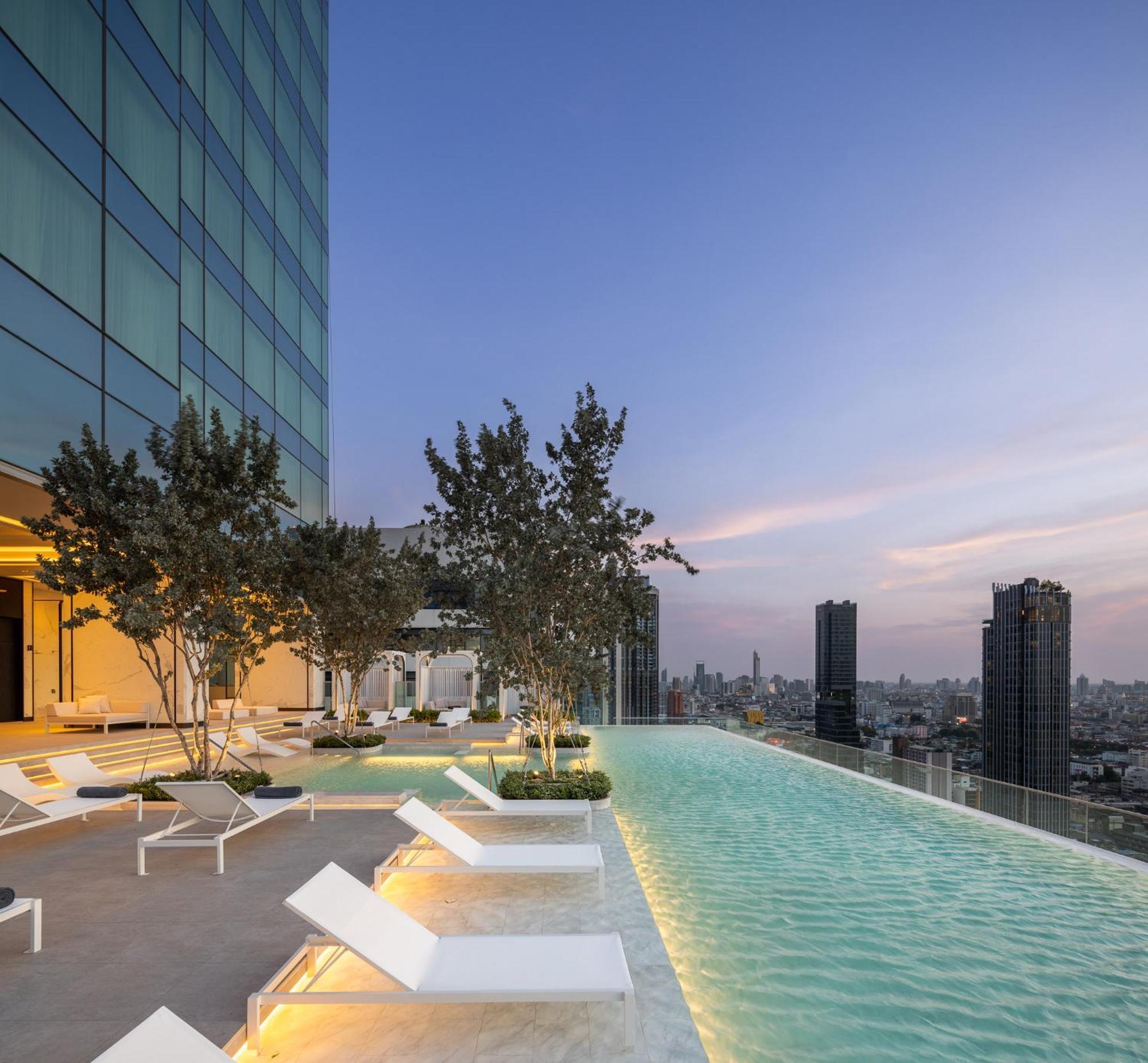 Eastin Grand Hotel Phayathai Bangkok Zewnętrze zdjęcie The pool at the 39th floor